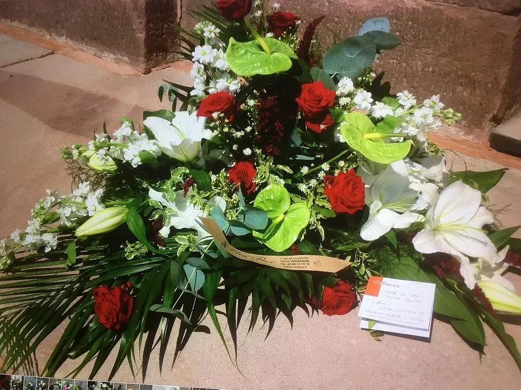 Composition florale de deuil verte, blanche et rouge