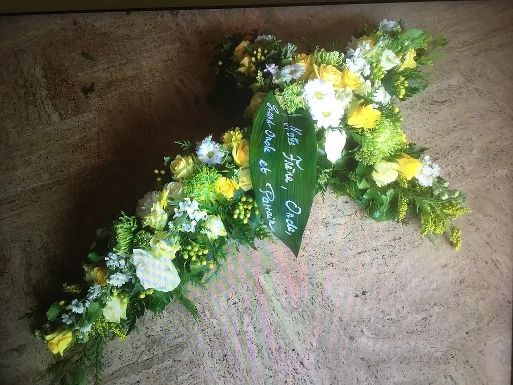 Composition florale de deuil jaune, blanche et verte