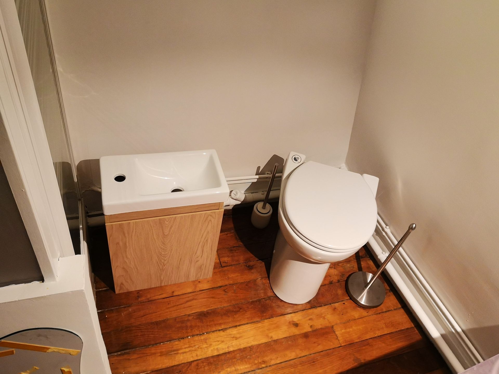 WC et lave main dans une salle de bains