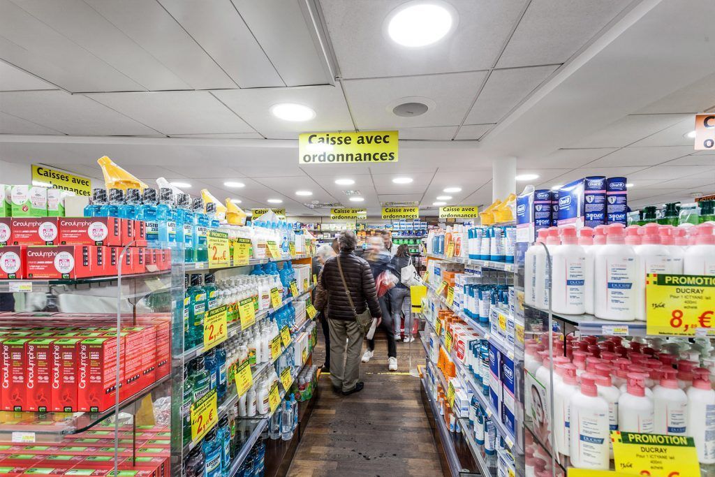 Allée de la pharmacie avec des clients au centre