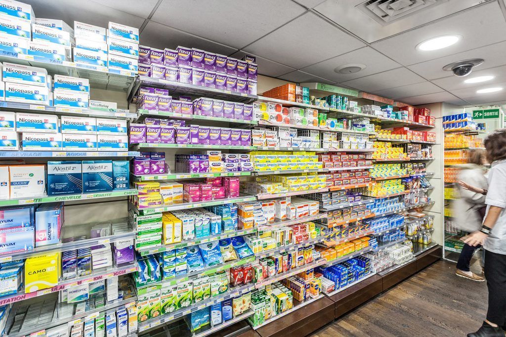 Etagères de médicaments dans la pharmacie.