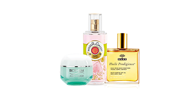 Trois flacons de parfum : turquoise, rose floral et doré sur fond blanc