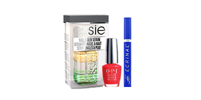 Assortiment de produits de soin des ongles dans un emballage transparent, avec un flacon rouge et un tube bleu sur fond blanc.