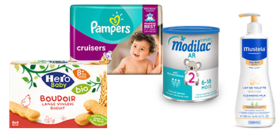 Quatre produits de soin pour bébé sur fond blanc : lingettes, couches, boîte de lait en poudre et flacon de lotion
