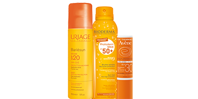 Trois flacons de crème solaire Uriage jaune orangé, indices de protection solaire 20, 30 et 50+, sur fond blanc.