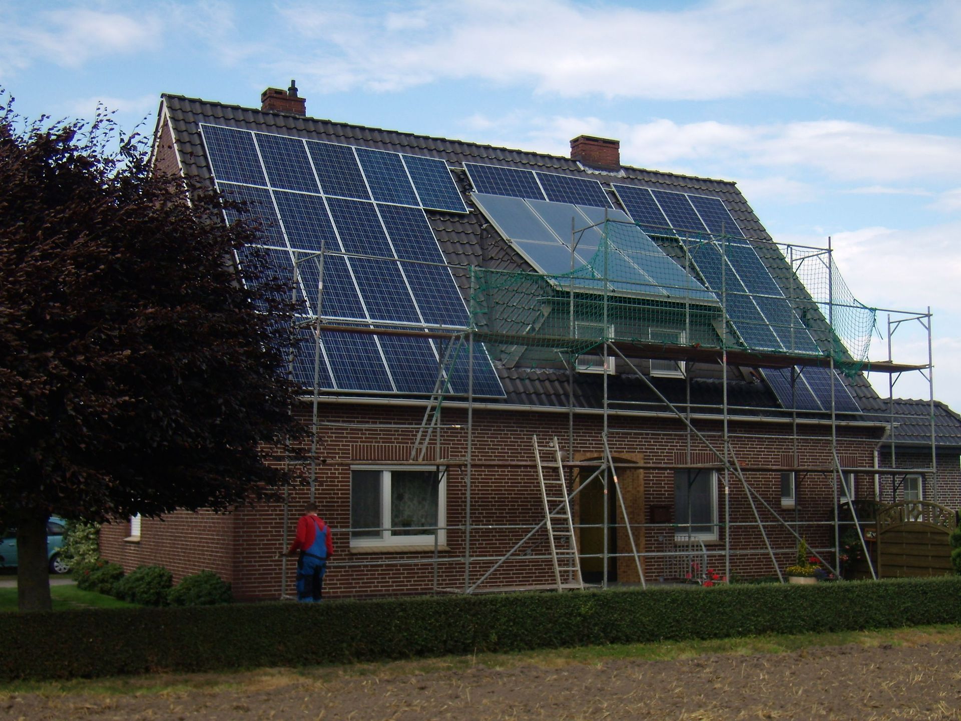 Ein Haus mit vielen Sonnenkollektoren auf dem Dach