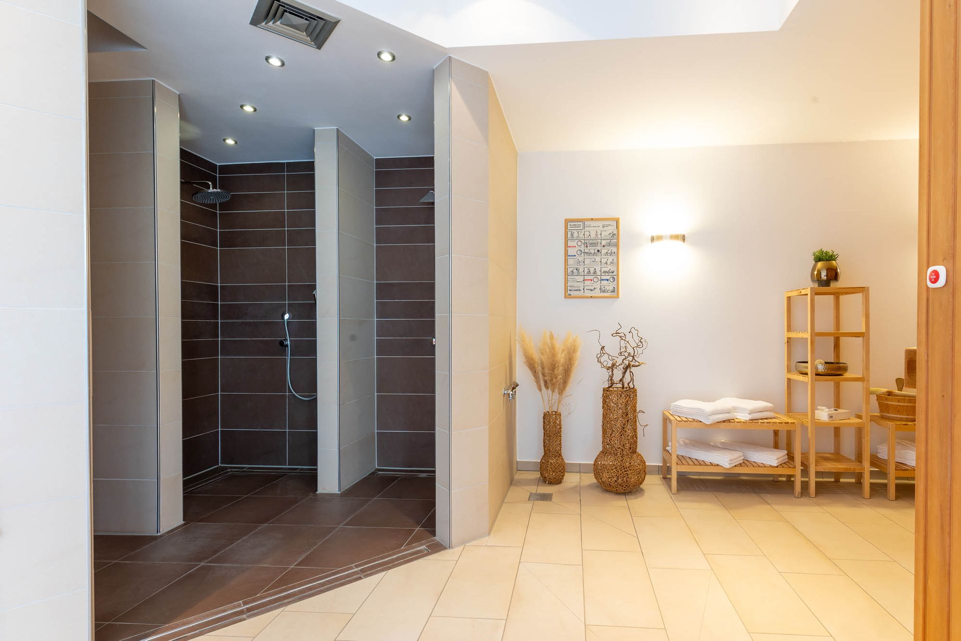 Ein Badezimmer mit Dusche und einem Regal mit Handtüchern darauf