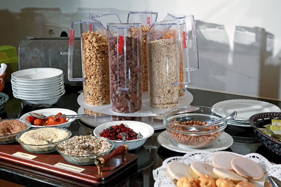 Ein Buffet mit einer Auswahl an Speisen, darunter Müsli