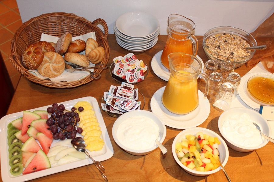 Ein Tisch mit einer Auswahl an Speisen und Getränken