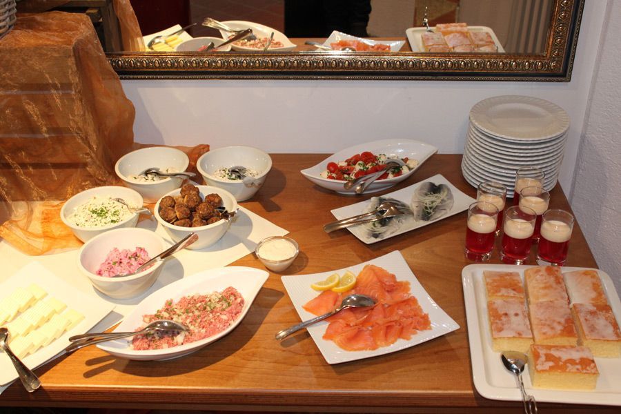 Ein Tisch mit Tellern voller Essen und einem Spiegel.