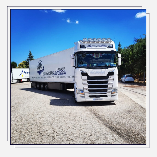 Un camión blanco con la palabra Scania.