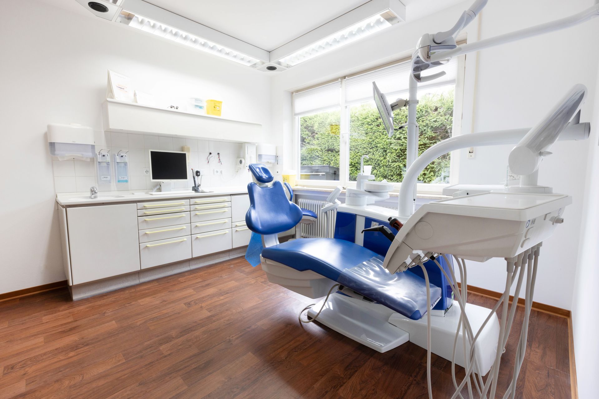 Behandlungsraum in blau-weiß