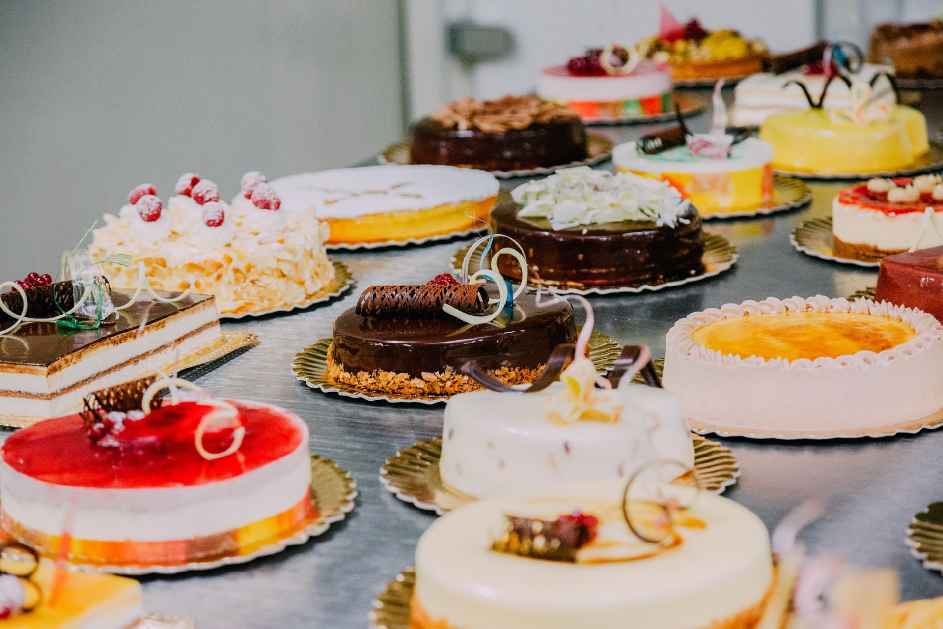 Hay muchos tipos diferentes de pasteles en la mesa.