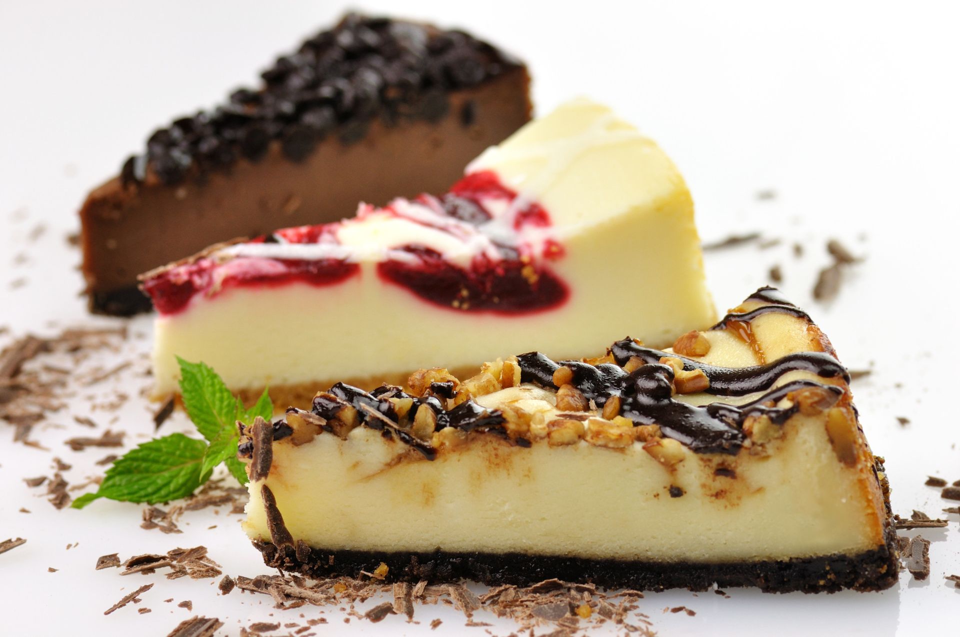 Dos rebanadas de tarta de queso en un plato blanco con virutas de chocolate