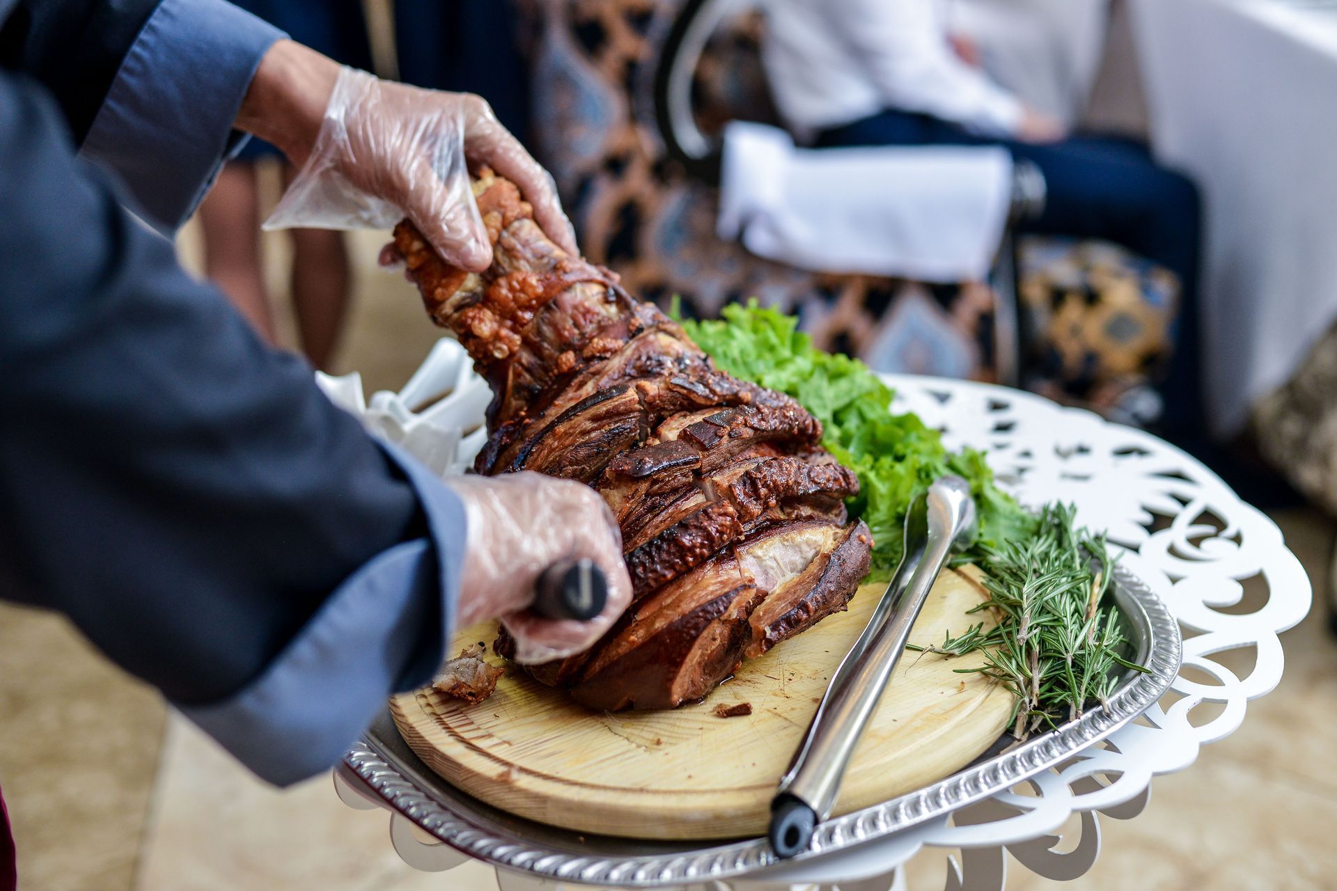 Una persona está cortando un trozo de carne en una tabla de cortar.