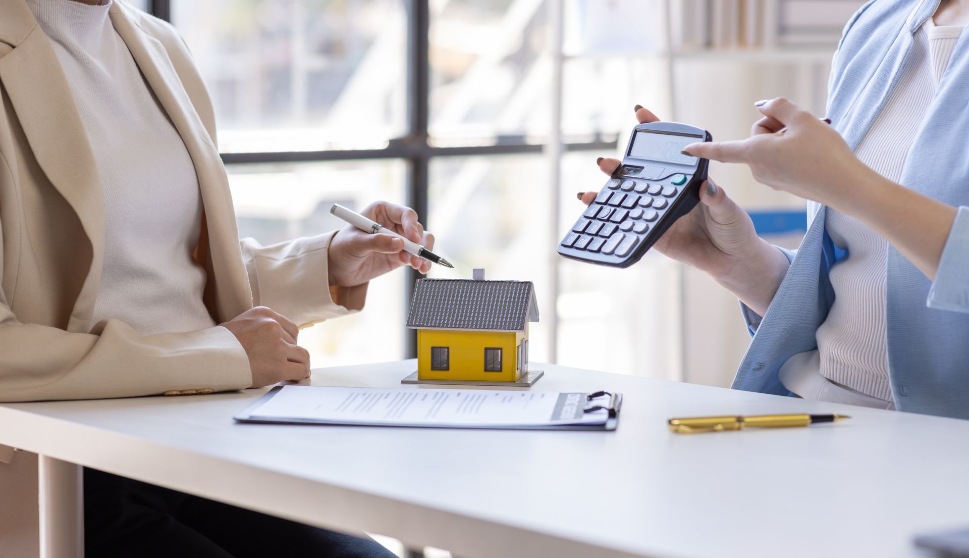 Zwei Personen besprechen Immobilien