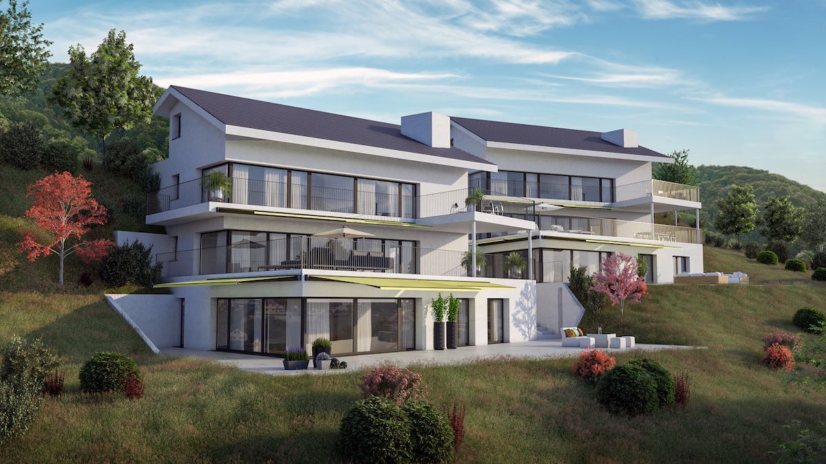 Ein großes weißes Haus steht auf einem Hügel, umgeben von Bäumen.