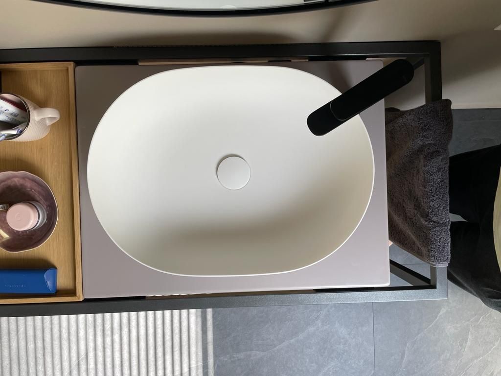 Ein Badezimmer mit Waschbecken und Spiegel