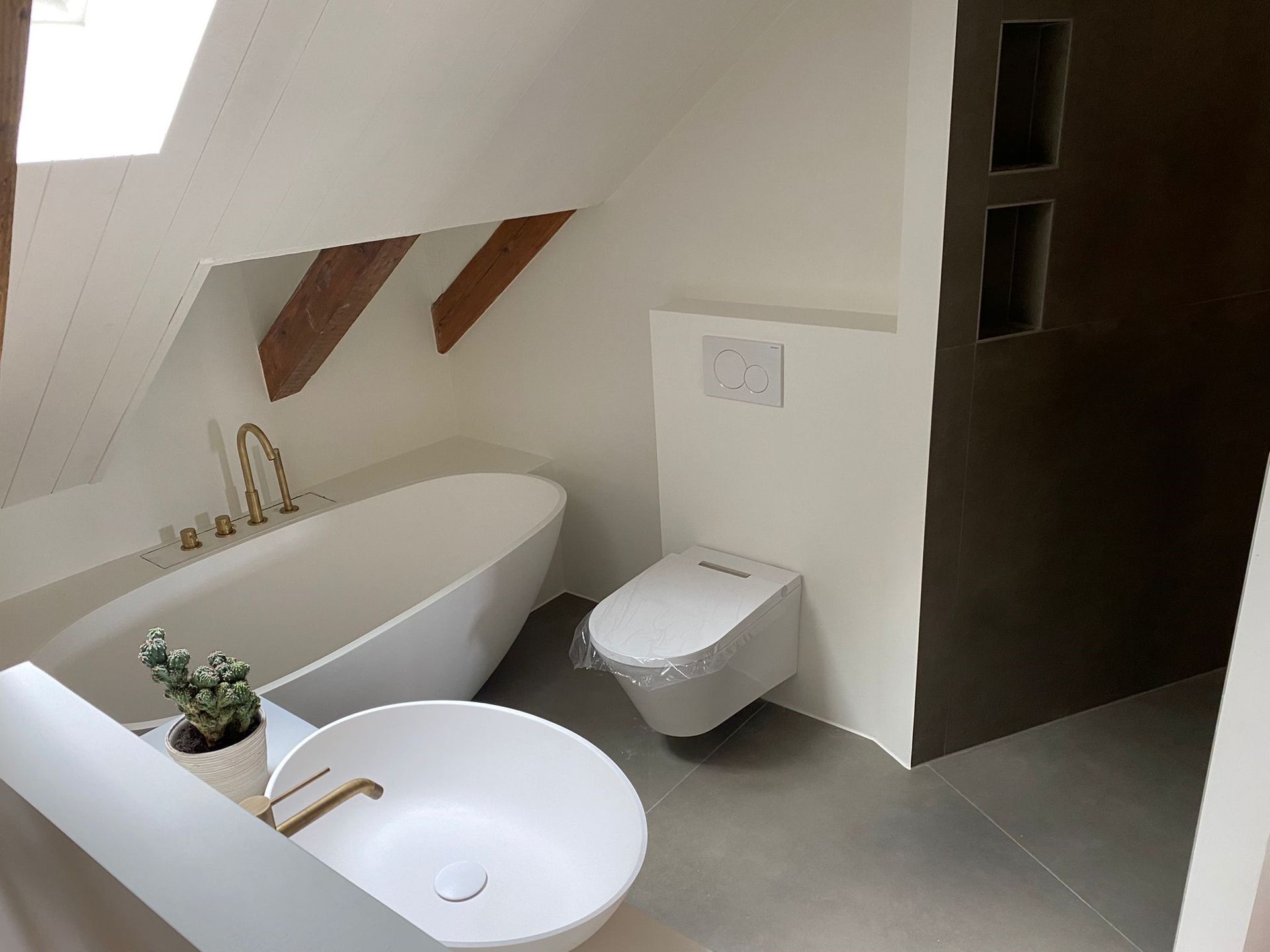 Ein Badezimmer mit Badewanne, Waschbecken und Toilette