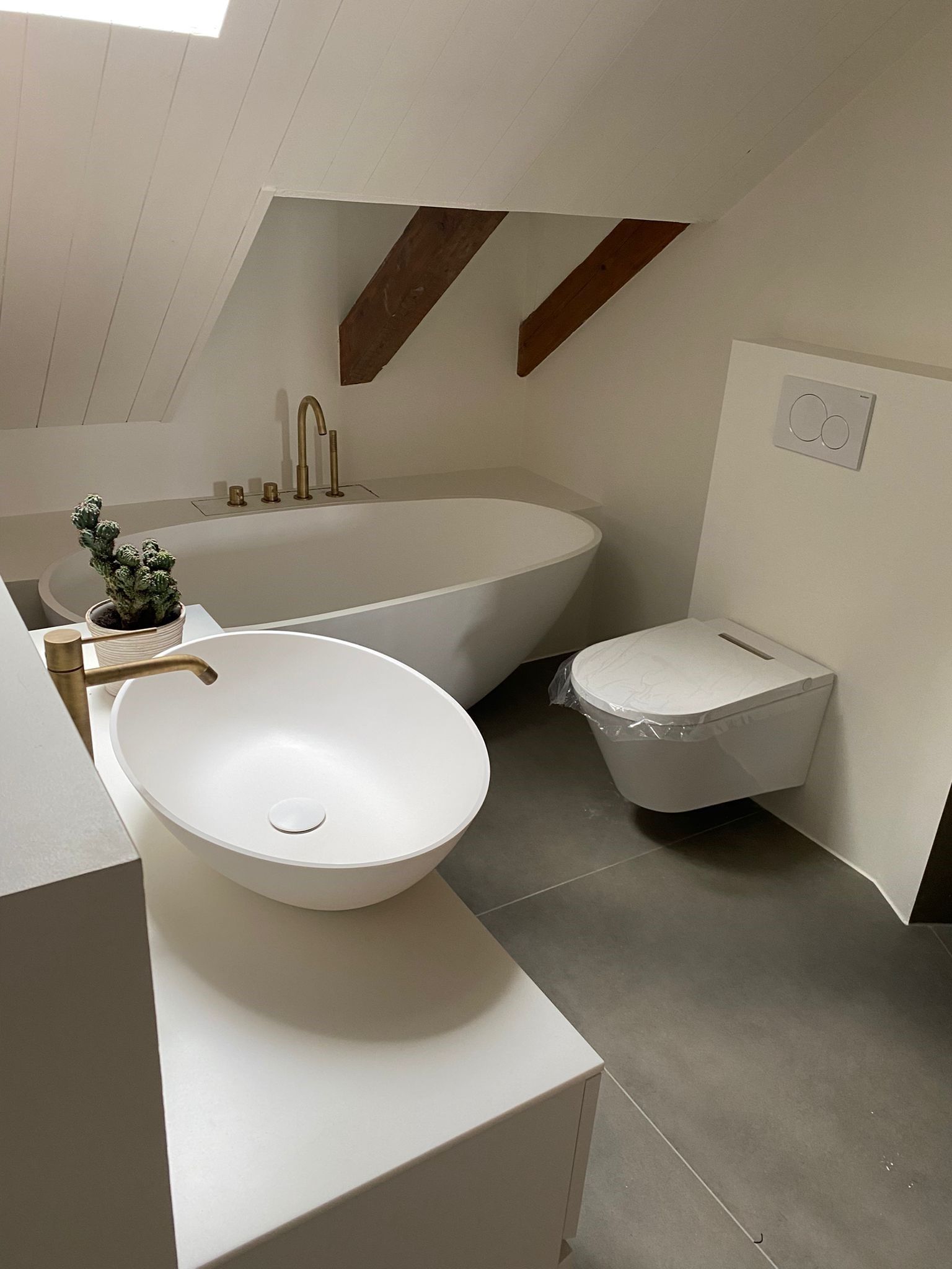 Ein Badezimmer mit Waschbecken, Toilette und Badewanne.