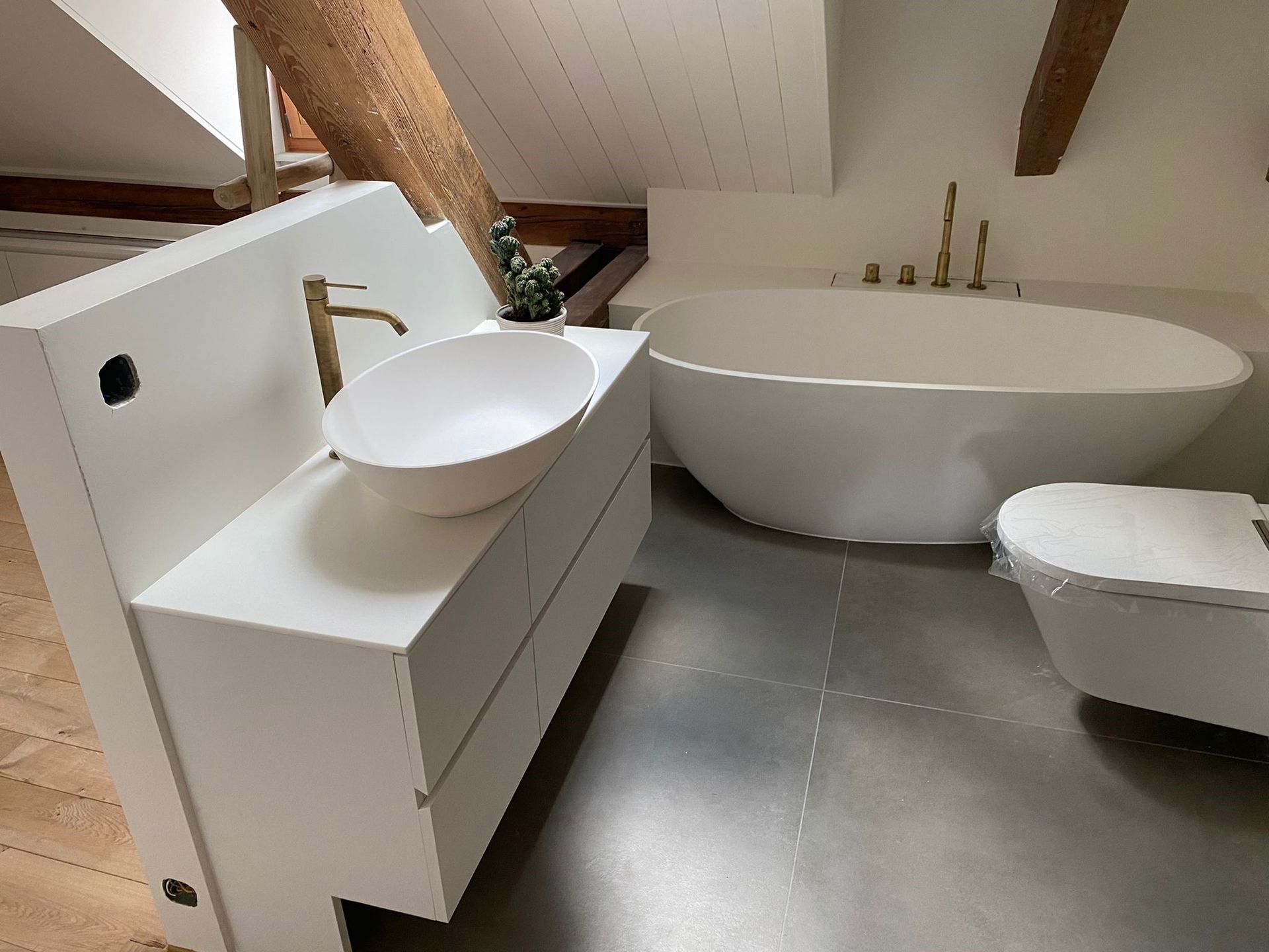 Ein Badezimmer mit Badewanne, Waschbecken und Toilette