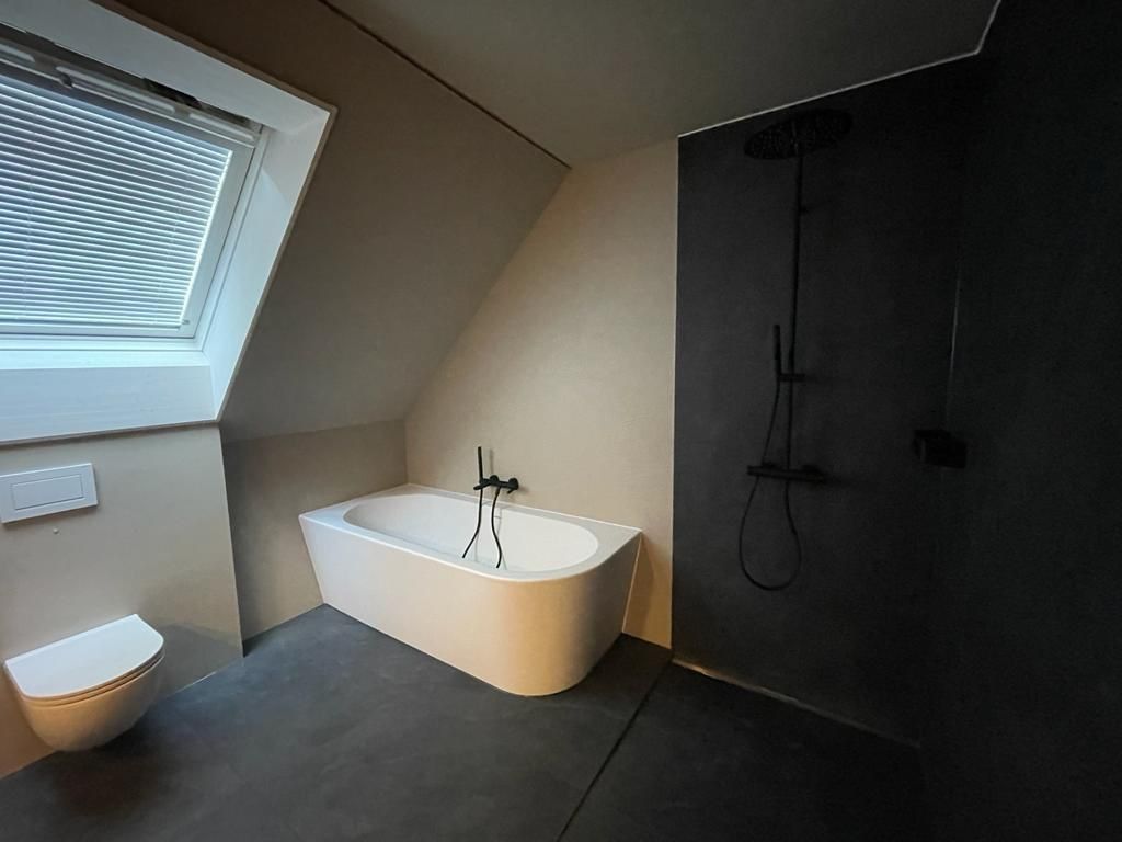 Ein Badezimmer mit Badewanne, Toilette und Dusche.