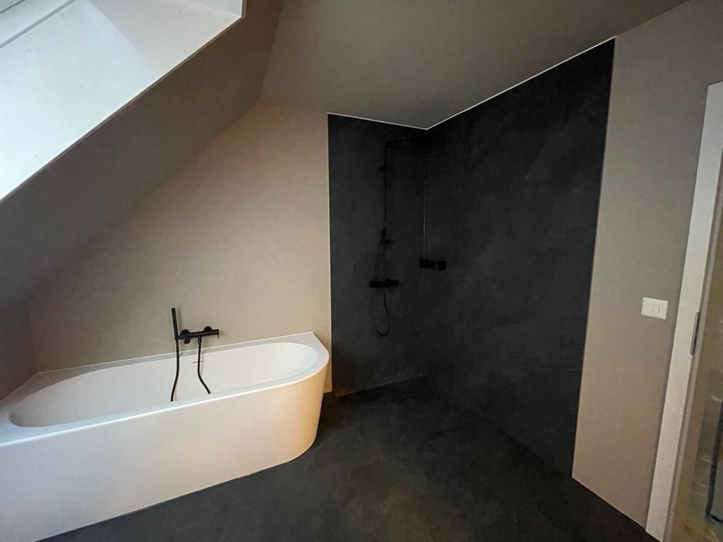 Ein Badezimmer mit Badewanne und Dusche.