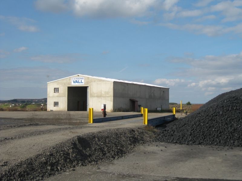 Un gran edificio con la palabra 