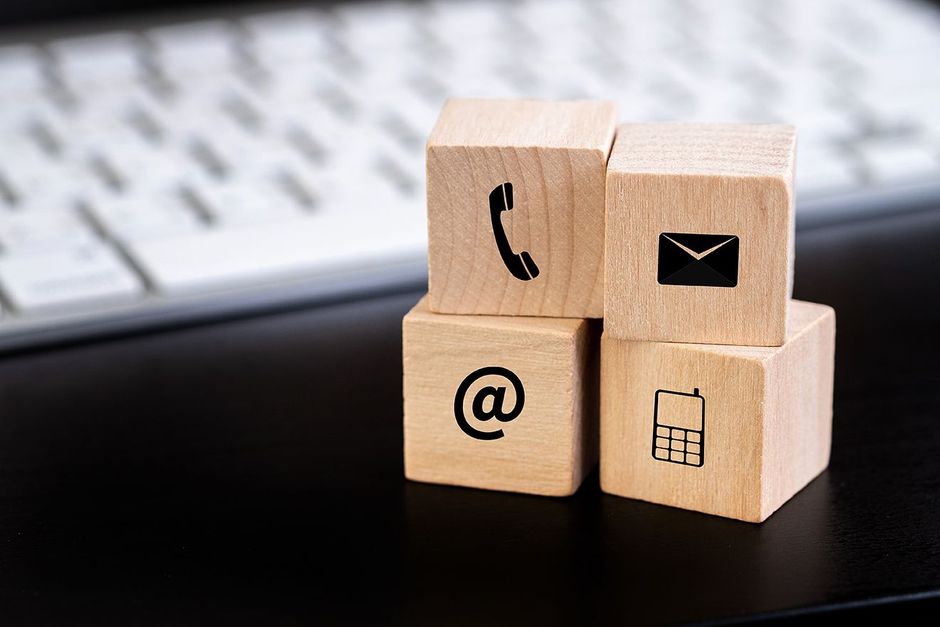 Cubes en bois avec des images représentant les moyens de contact