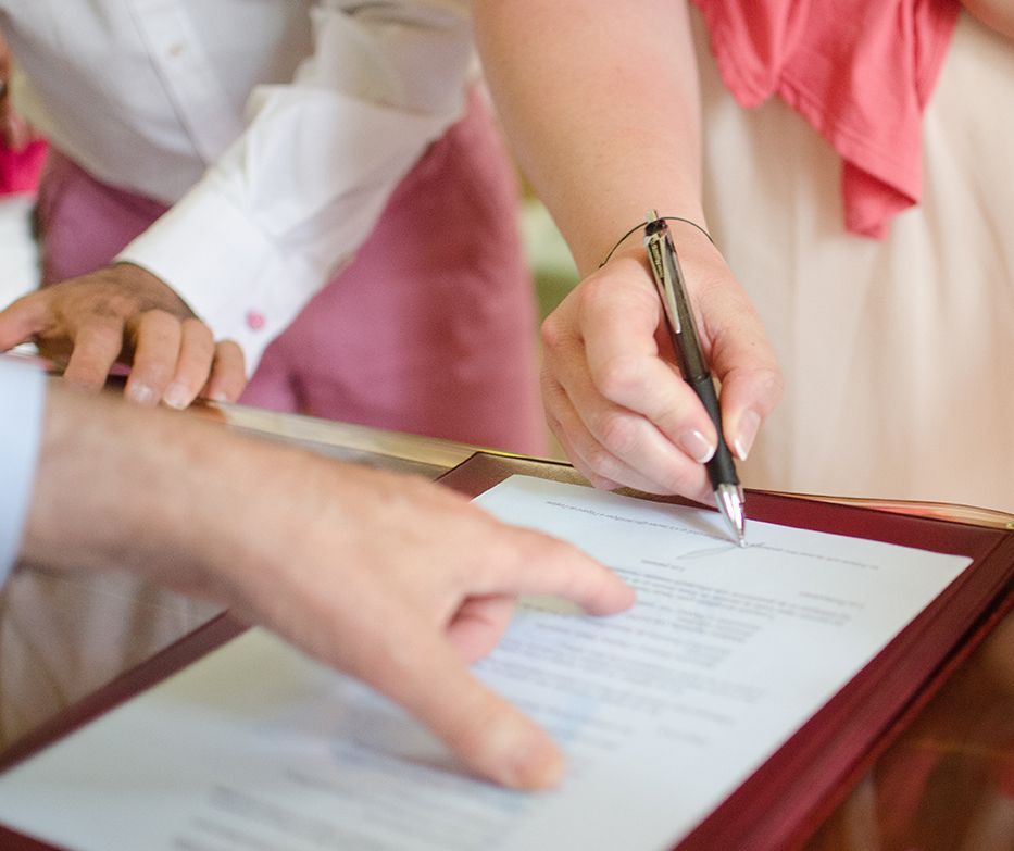 Signature d'un acte officiel en mairie