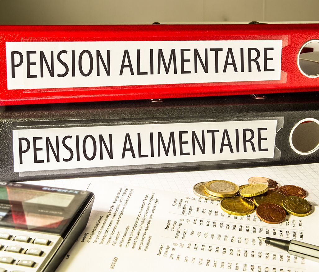 Dossiers sur un bureau avec une calculatrice et des pièces de monnaie