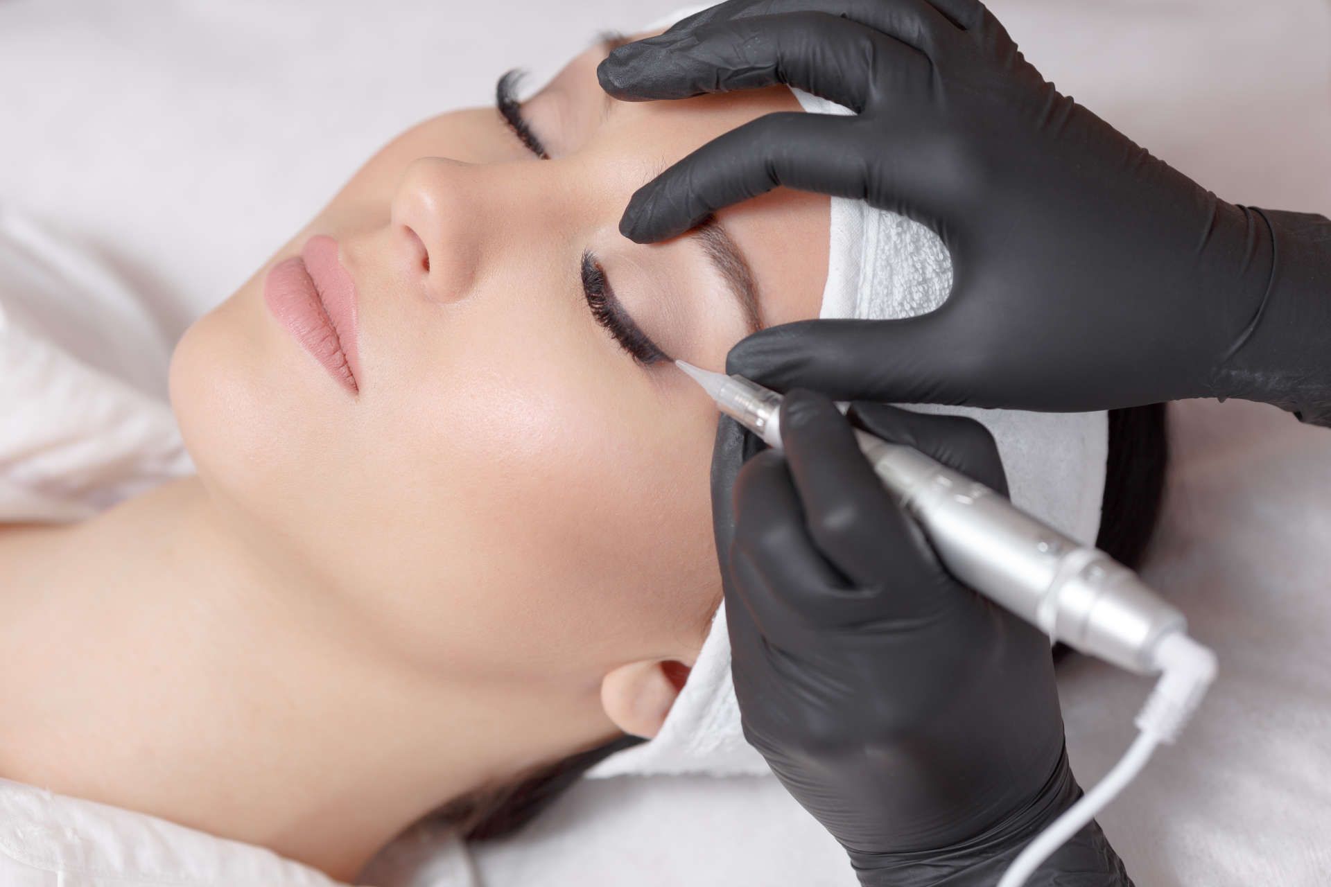 Frau bekommt die Wimpern gemacht