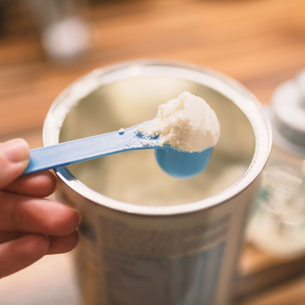 Gros plan sur une cuillère contenant du lait infantile en poudre.