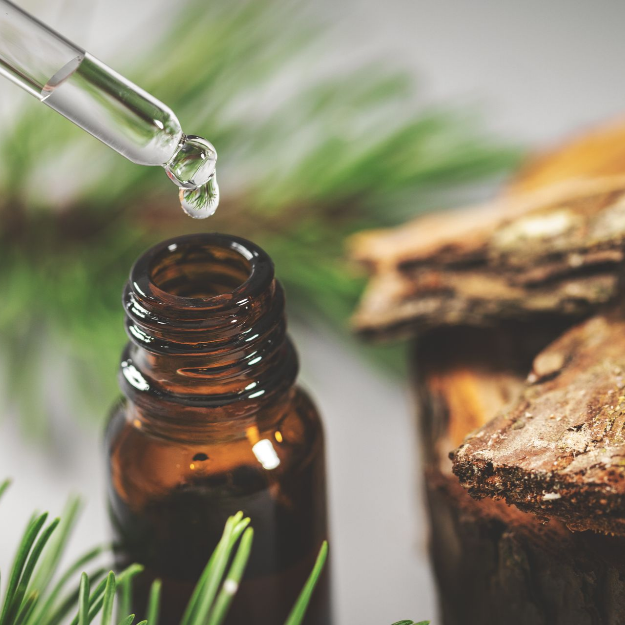 Gros plan sur une pipette avec un flacon d'huile essentielle.