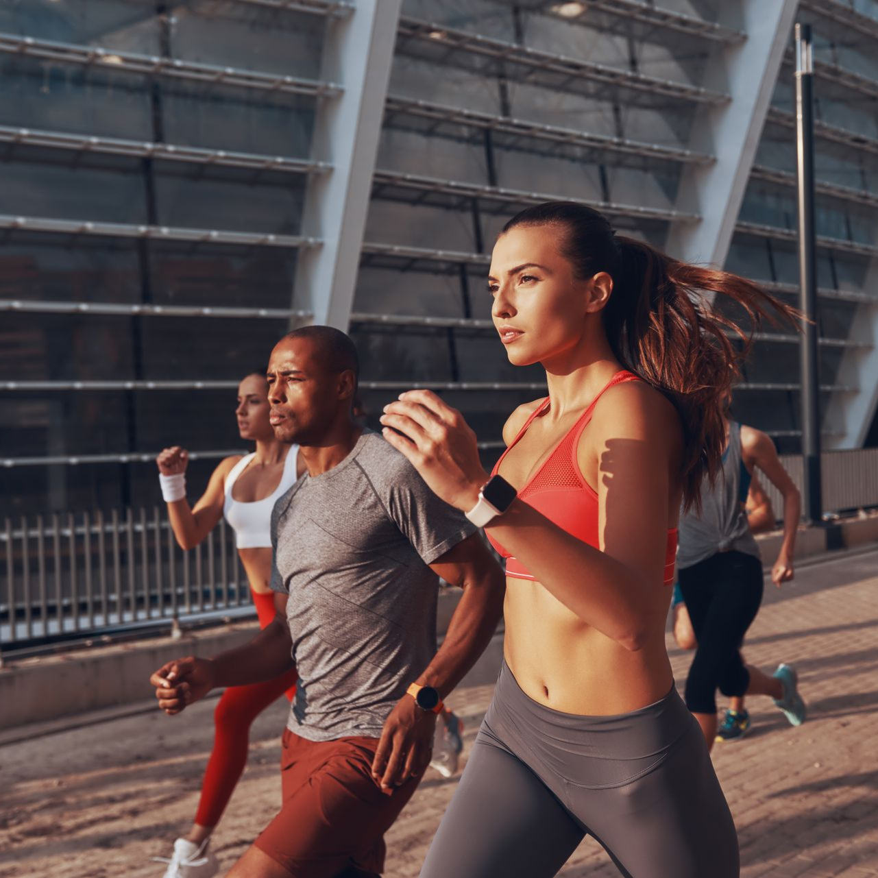 Des sportifs en train de courir.
