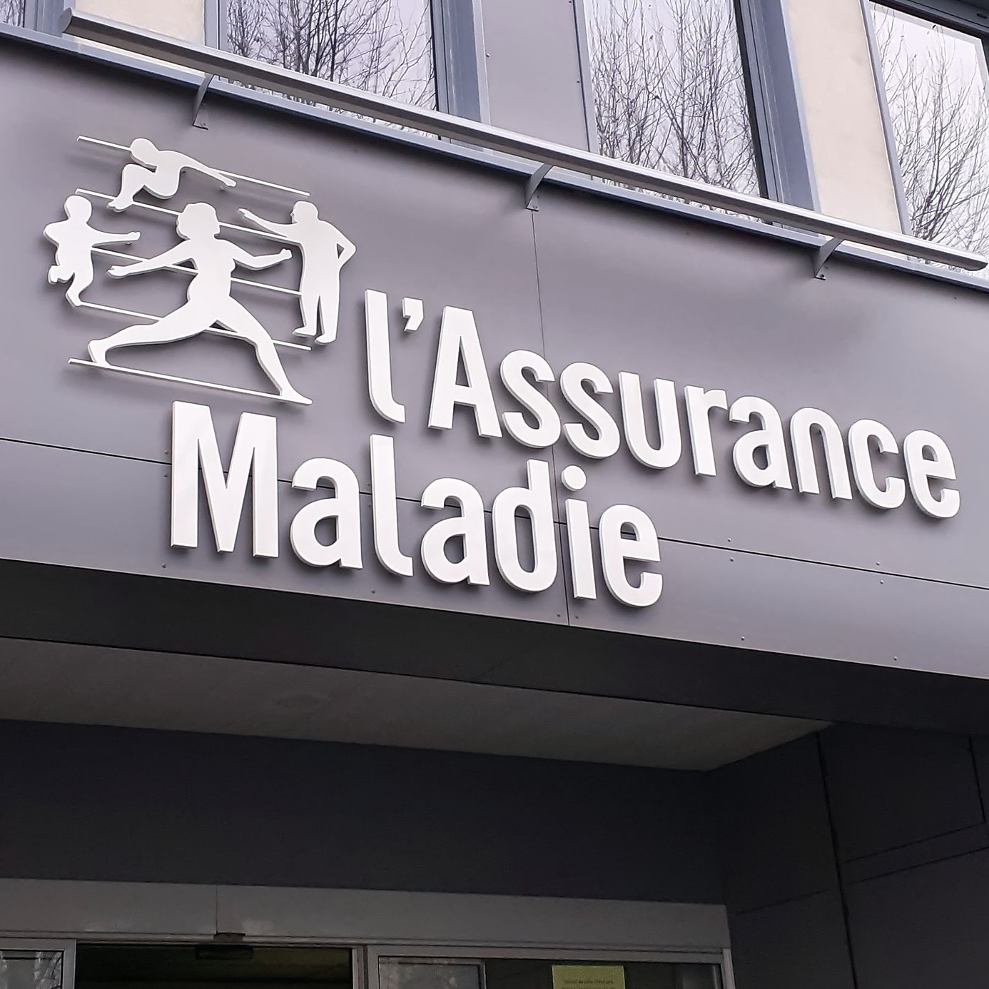 Façade d'un établissement de l'Assurance maladie française.