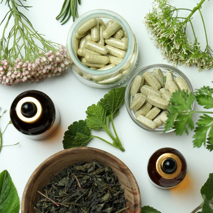 Des plantes médicinales avec des pots remplis de comprimés et de gélules.