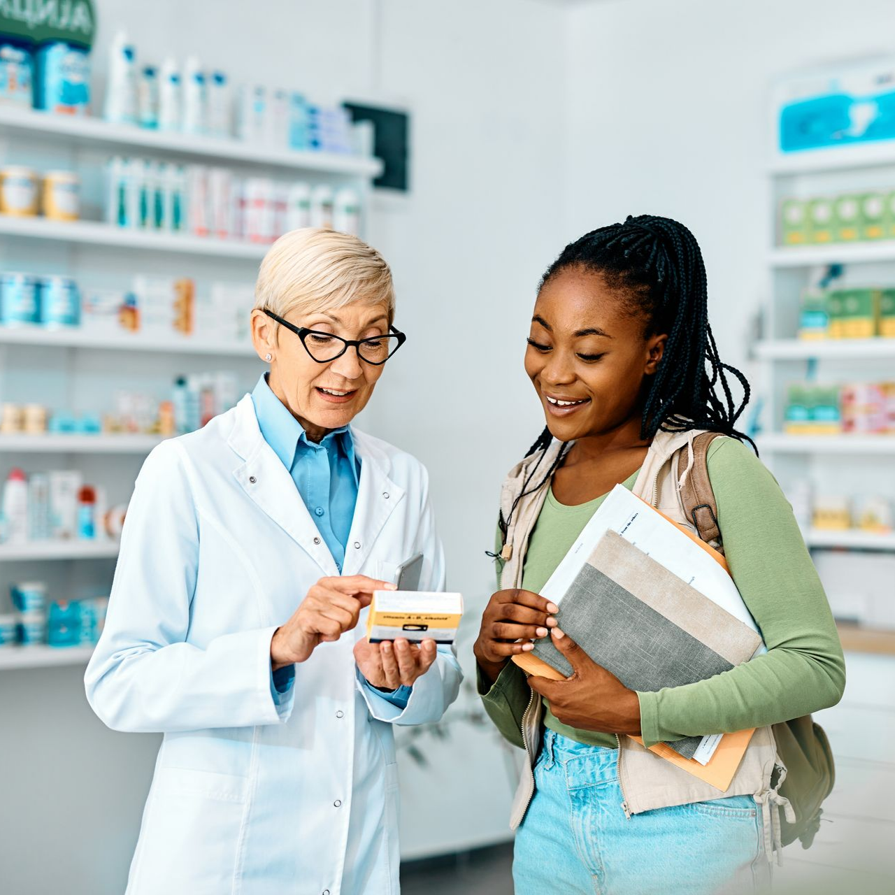 Une pharmacienne conseille une cliente sur un produit pharmaceutique.