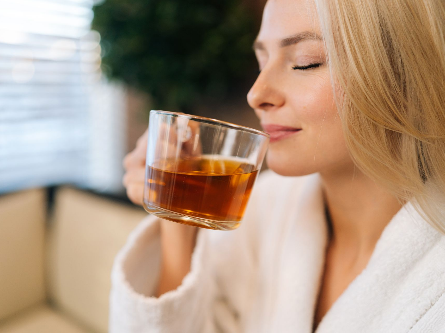 Une personne qui s'apprête à boire une tisane.