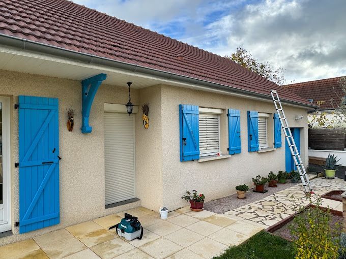 Maison au volets bleus