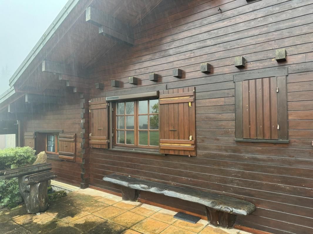 Maison en bois avec des volets solaires