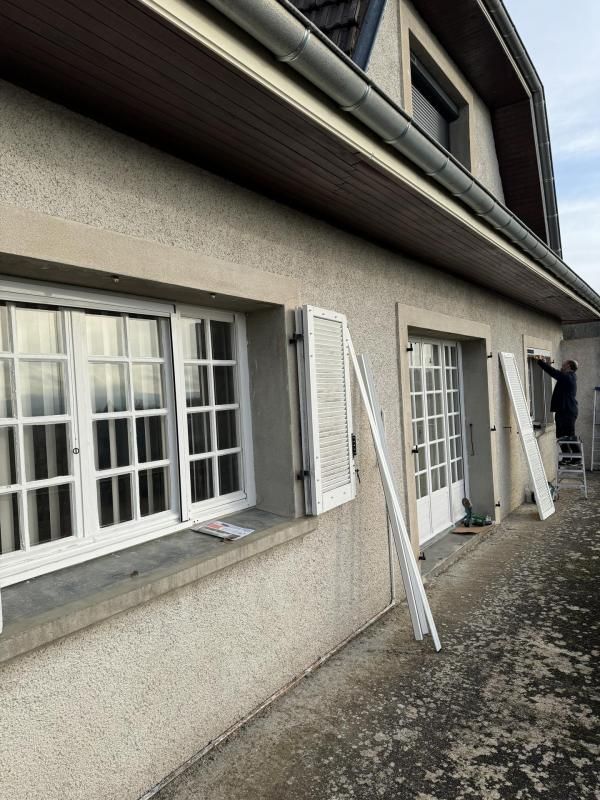 Façade de maison avec des persiennes posées au mur