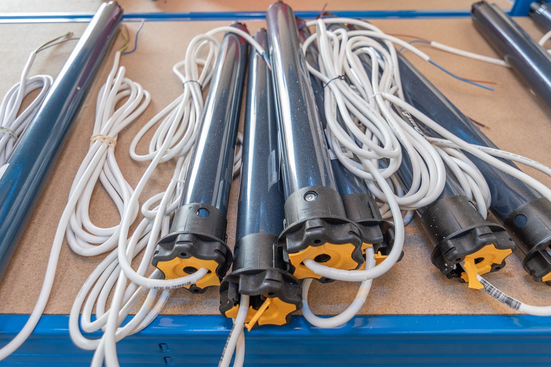 Plusieurs tubes de moteur posés sur une étagère.