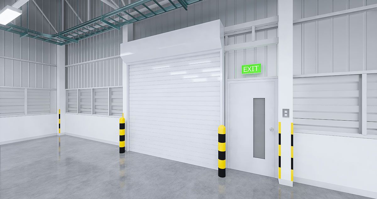 Intérieur d'un entrepôt avec une porte de garage à enroulement blanche