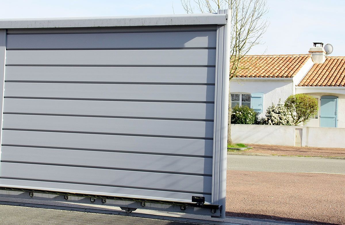 Portail coulissant entrouvert blanc