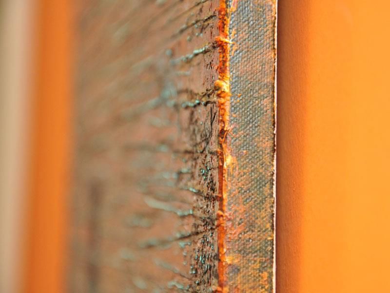 Eine Nahaufnahme eines rostigen Metallstücks an einer Wand.