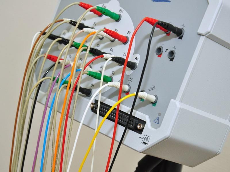 Ein Bündel Drähte ist mit einem Gerät verbunden