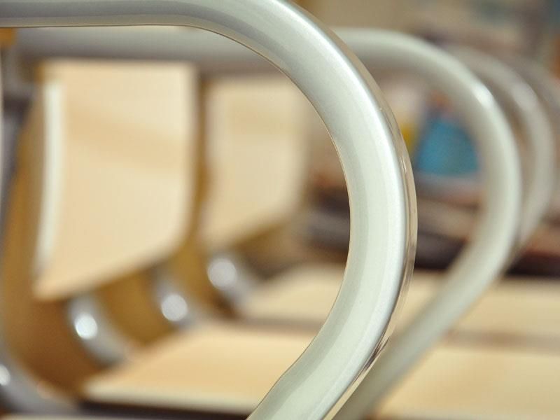 Eine Nahaufnahme eines Stuhls mit einem weißen Griff