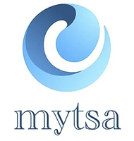 Logotipo circular azul y azul claro sobre la palabra “mytsa”.