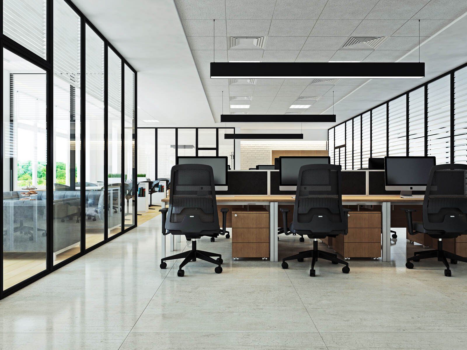 Bureaux de travail modernes avec des chaises et ordinateurs